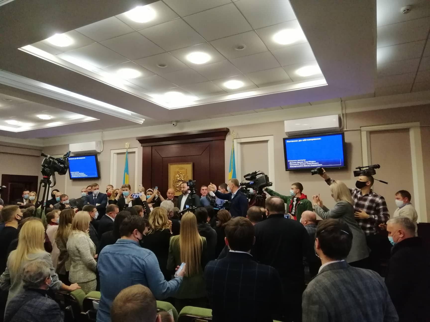 В Киевском облсовете вновь избранные депутаты потолкались - видео