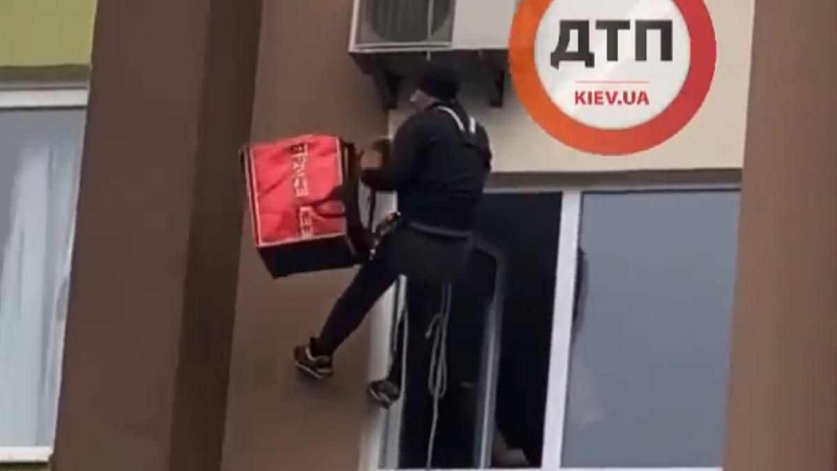 В Киеве курьер залез на стену многоэтажки, чтобы доставить пакет В Киеве курьер залез на стену многоэтажки, чтобы доставить пакет