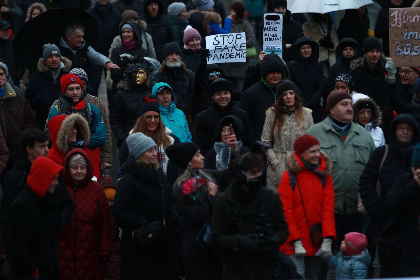 В Эстонии вспыхнули массовые протесты из-за защитных масок: фото