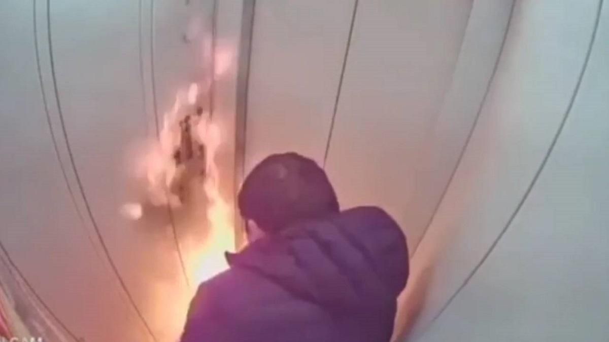 В Оренбурзі чоловік підпалив себе в ліфті: дивіться відео