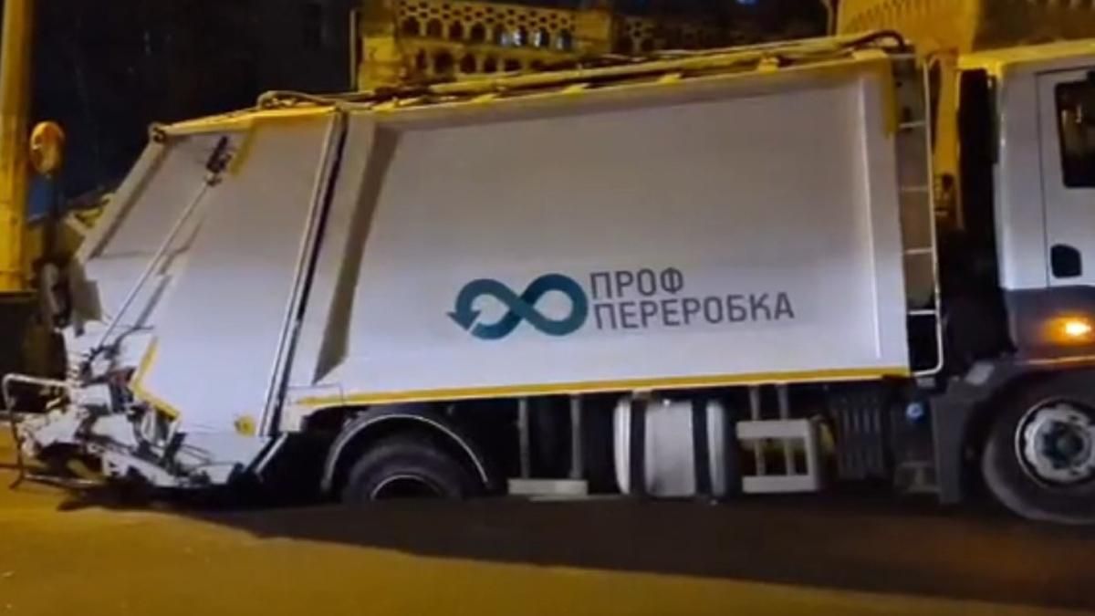 В Киеве 27.11.2020 под мусоровозом провалился новый асфальт - видео