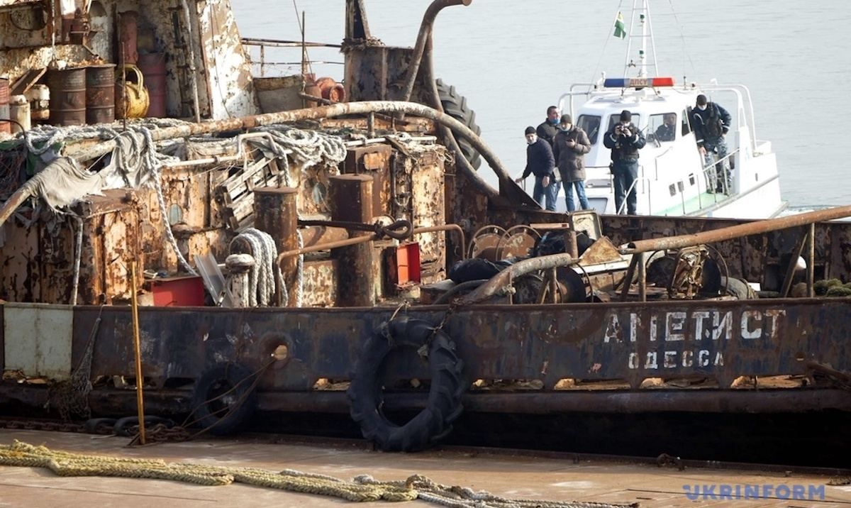 Біля буксира Аметист море забруднене у 3,8 раза вище за норму Біля буксира Аметист море забруднене у 3,8 раза вище за норму