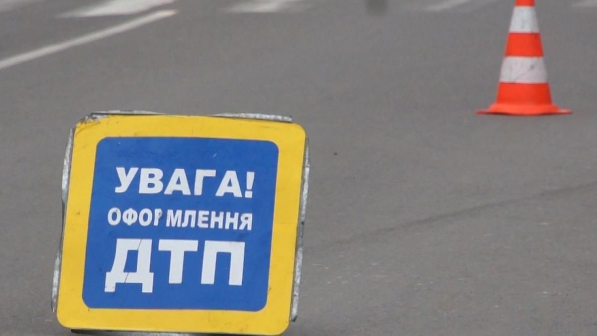 У Києві таксист врізався в легковик, бо заснув: є загибла – фото, відео