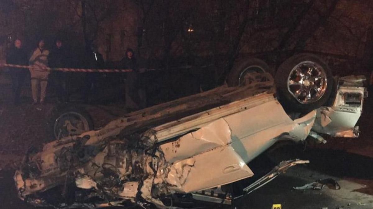 Машина влетіла у дерево та перекинулась: у Кам'янці-Подільському трапилась смертельна ДТП - Канал 24