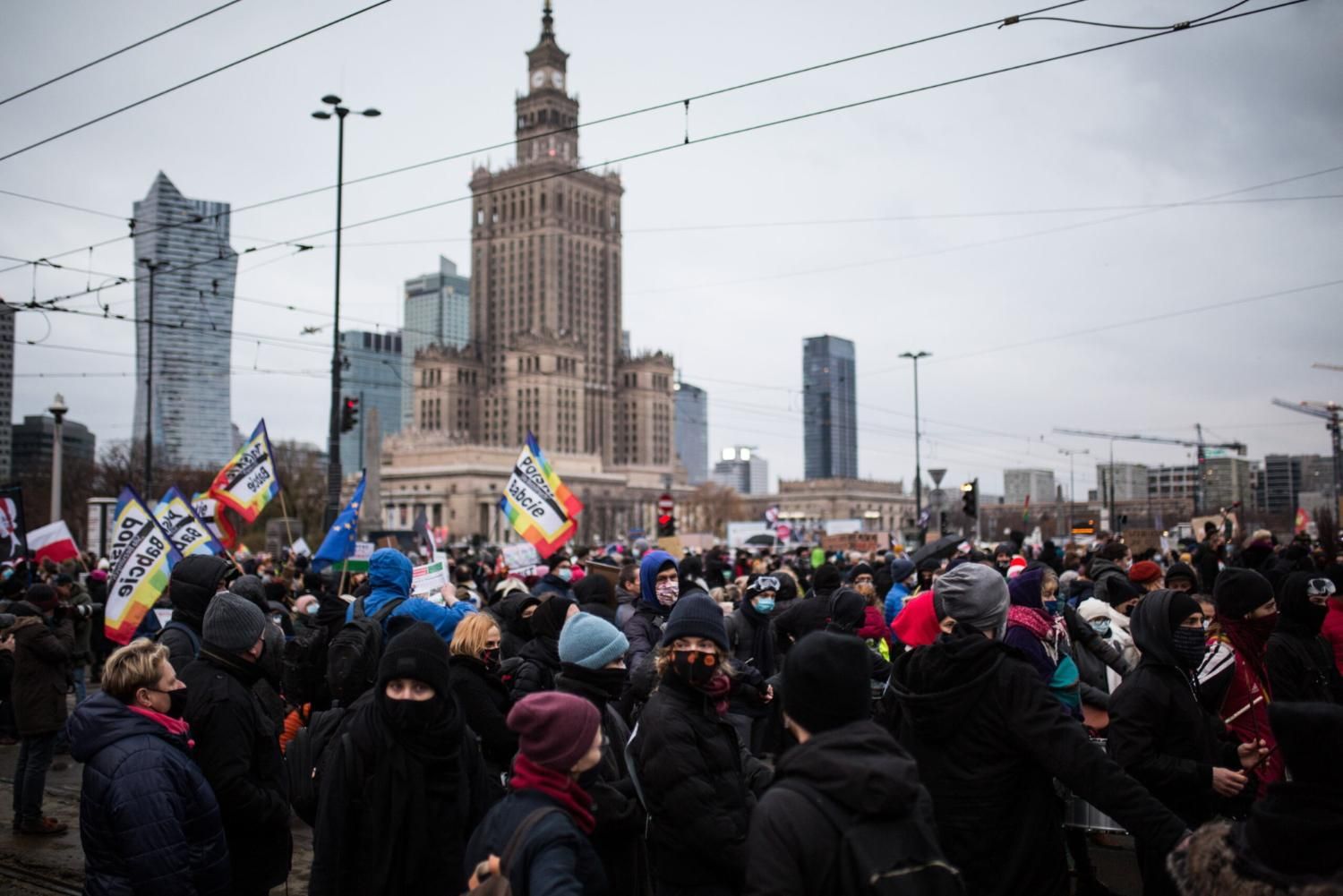 В Польше 28 ноября 2020 снова прошли протесты против усиления абортов: самая массовая акция состоялась в Варшаве –  фото, видео