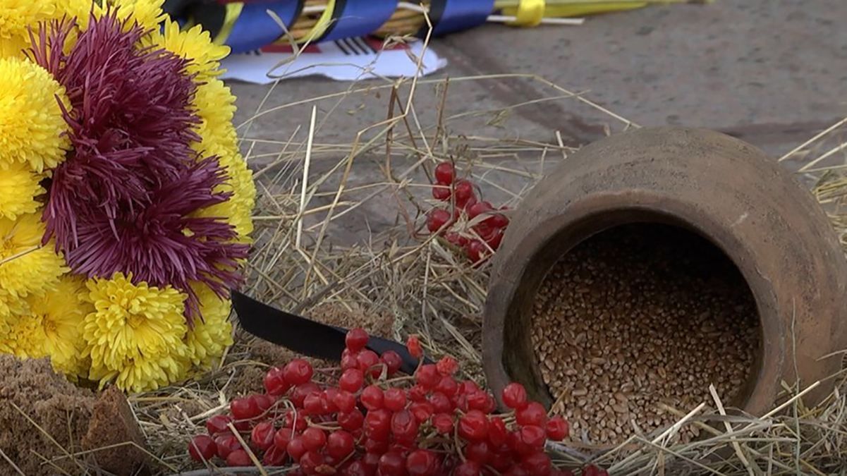 Тисячі запалених лампадок: як у містах України вшанували жертв Голодоморів – фото, відео Тисячі запалених лампадок: як у містах України вшанували жертв Голодоморів – фото, відео
