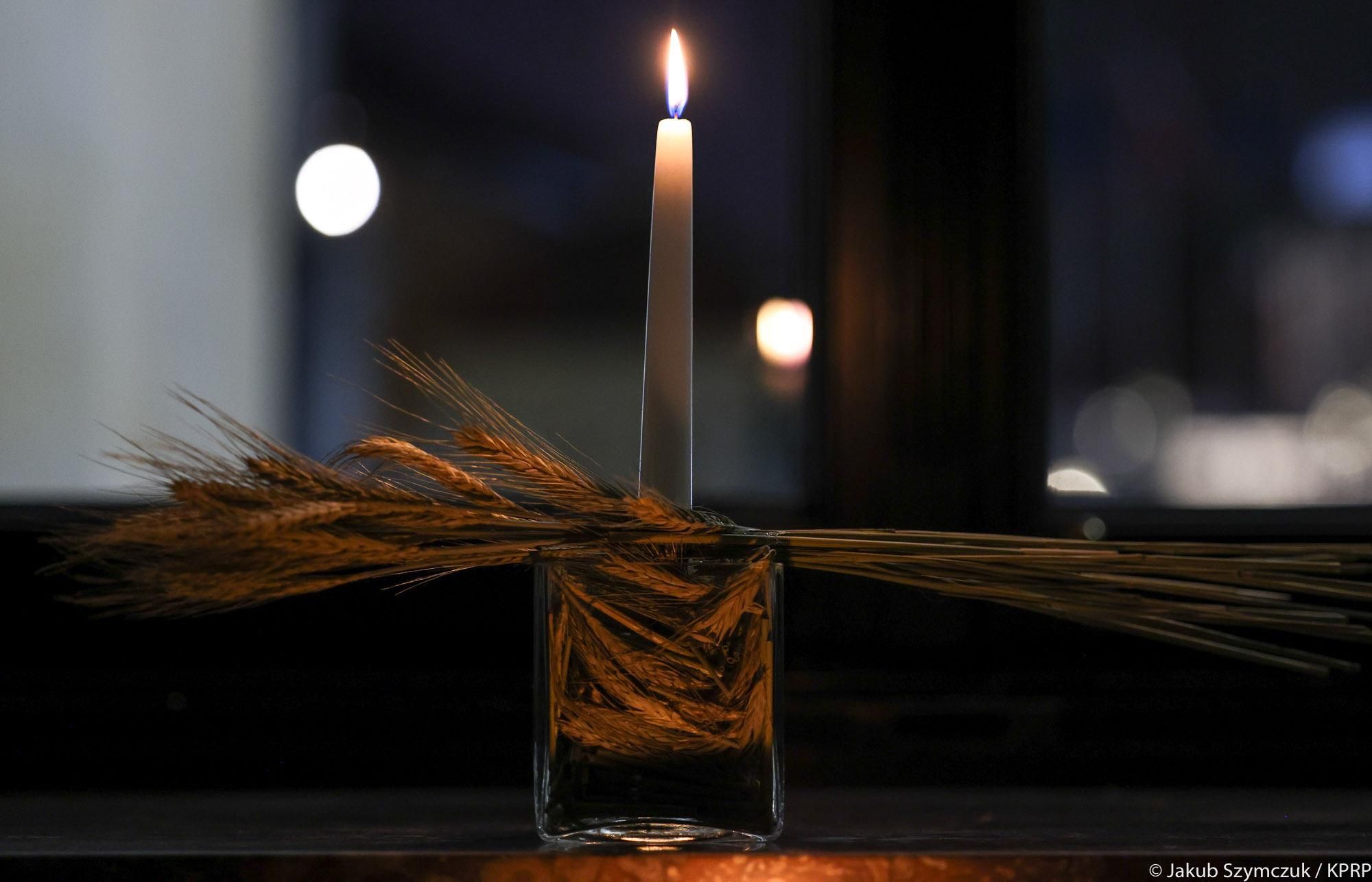 Пам'яті жертв Голодомору: у вікні президента Польщі запалили свічку