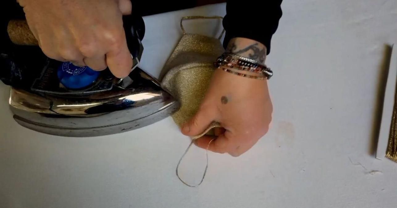 Унікальні золоті маски почали виробляти в Італії: яка особливість Унікальні золоті маски почали виробляти в Італії: яка особливість