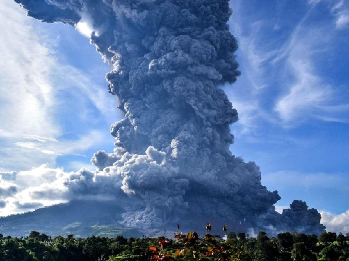 В Индонезии проснулся вулкан Левотоло: впечатляющие фото и видео