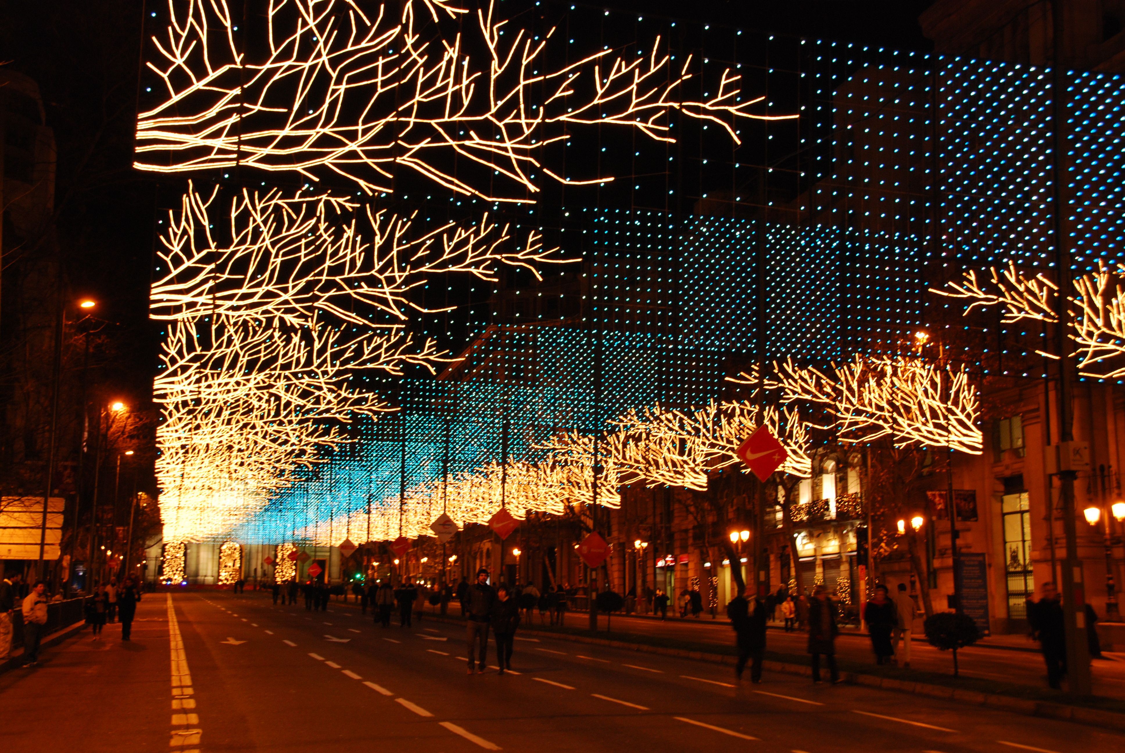 4 миллиона евро потратили на фонарики: в Мадриде готовятся к Рождеству, несмотря на карантин