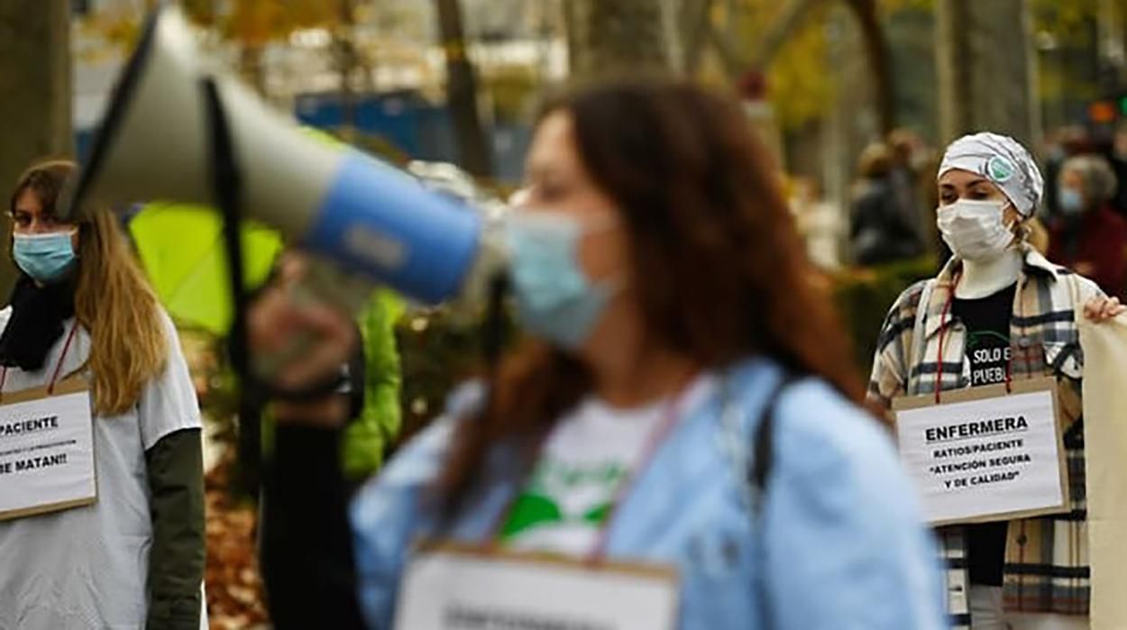 В Испании сотни врачей вышли на митинг против сокращений