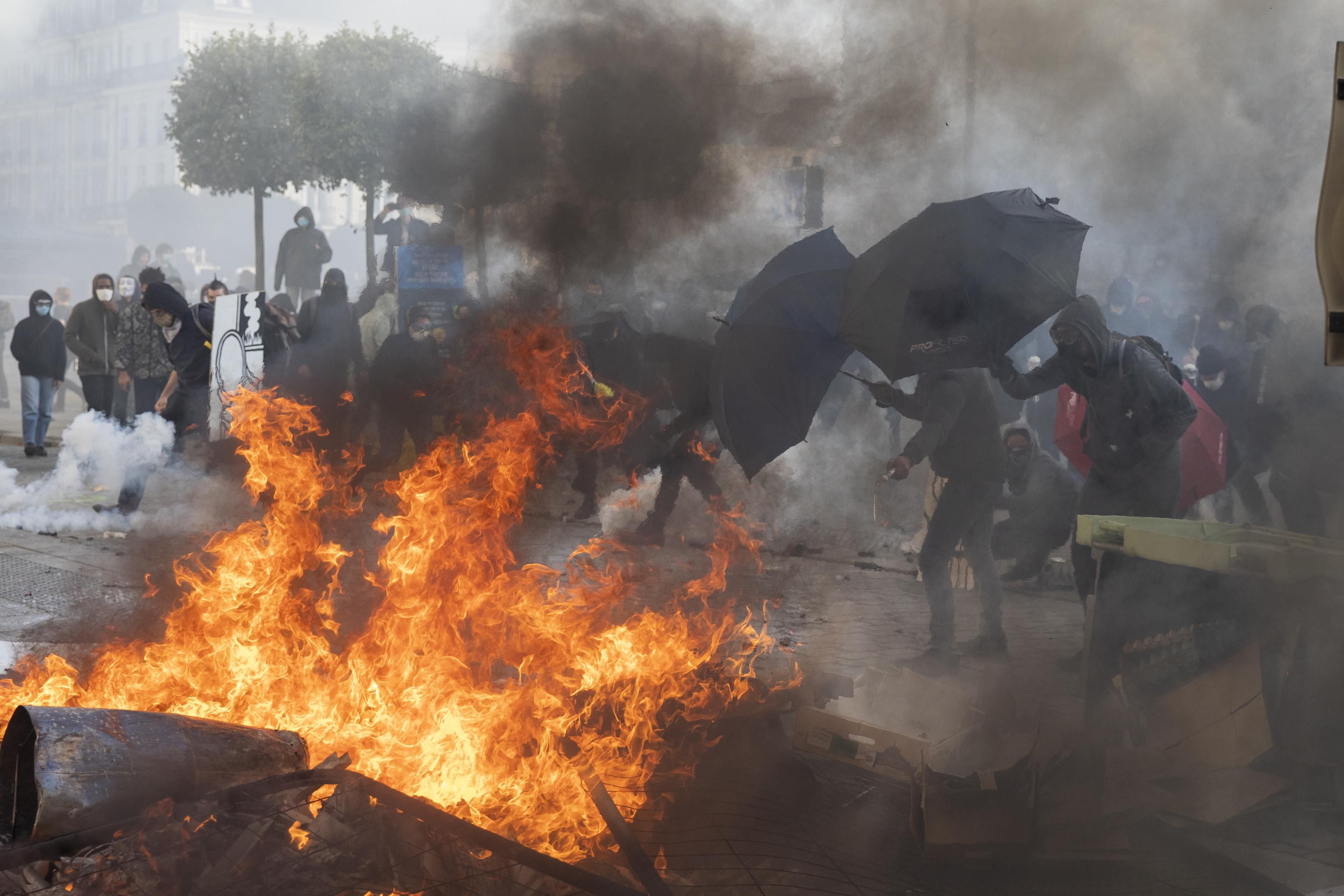 Приблизно 100 поліцейських постраждали під час протестів у Франції 