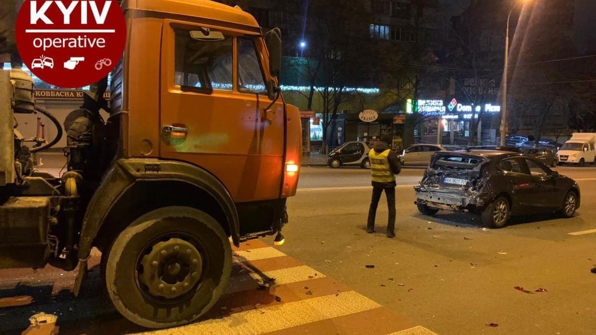 В Киеве нетрезвый водитель бетономешалки влетел в легковушку - Киев