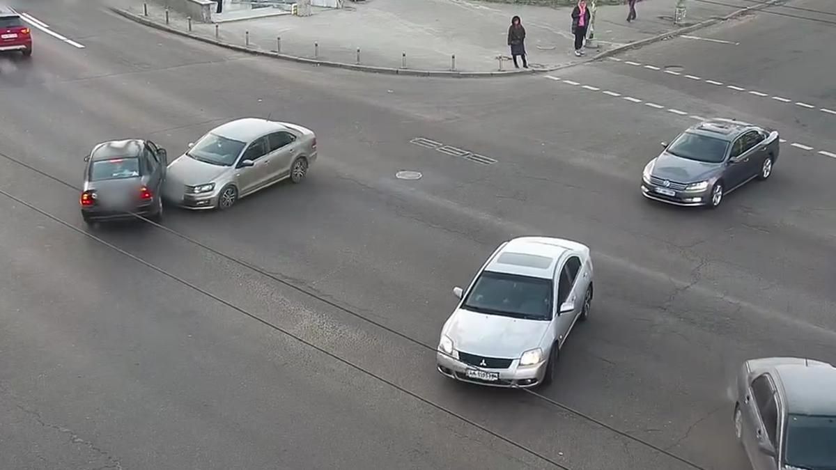 В Киеве возле Кардач столкнулись легковушки