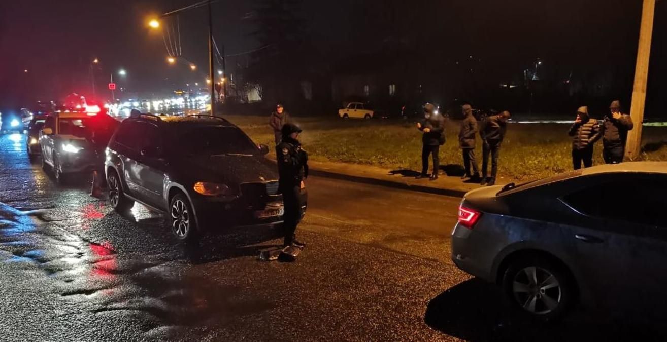 Бил водителя и стрелял: во Львове мужчина хотел скрыться с места ДТП - фото