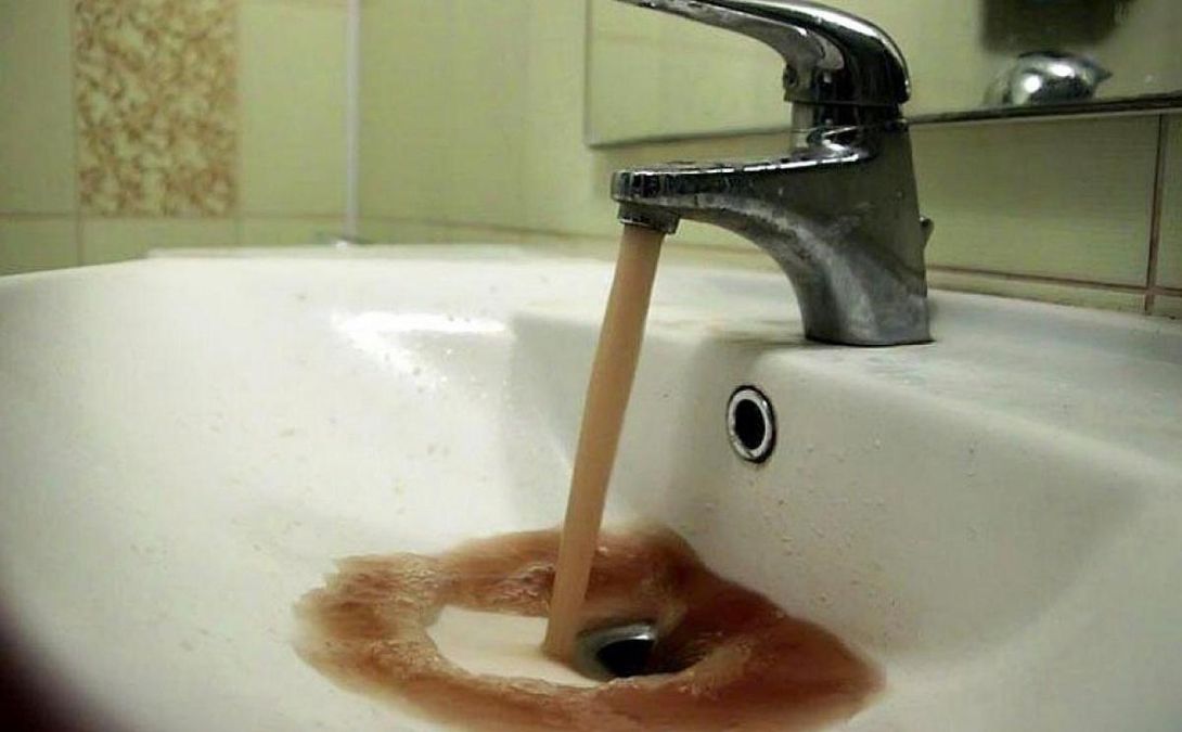 Вода в Криму: з кранів вже тиждень тече коричнева вода, фото