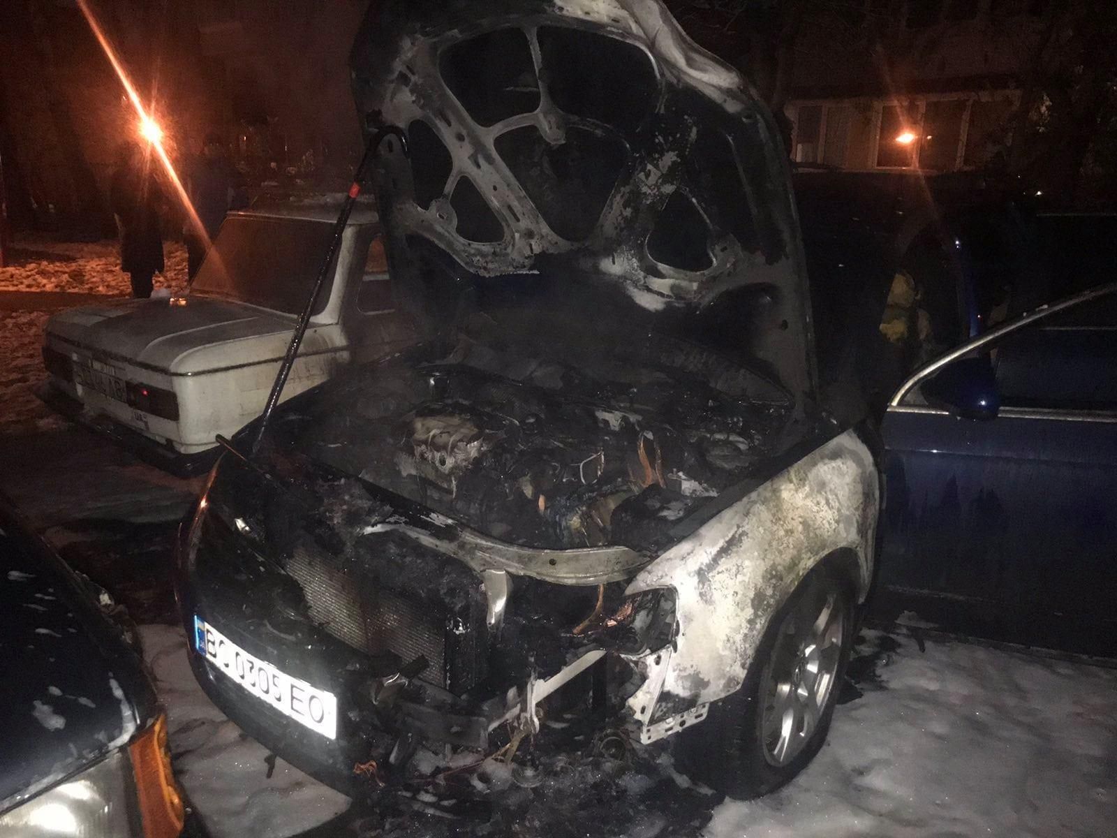 На львовской парковке 30.11.2020 сгорел дотла автомобиль: фото