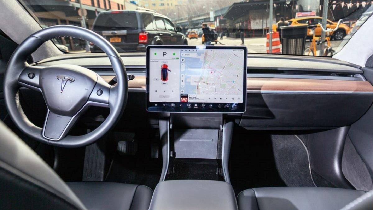 Електромобілі Tesla отримають функцією відеоспостереження