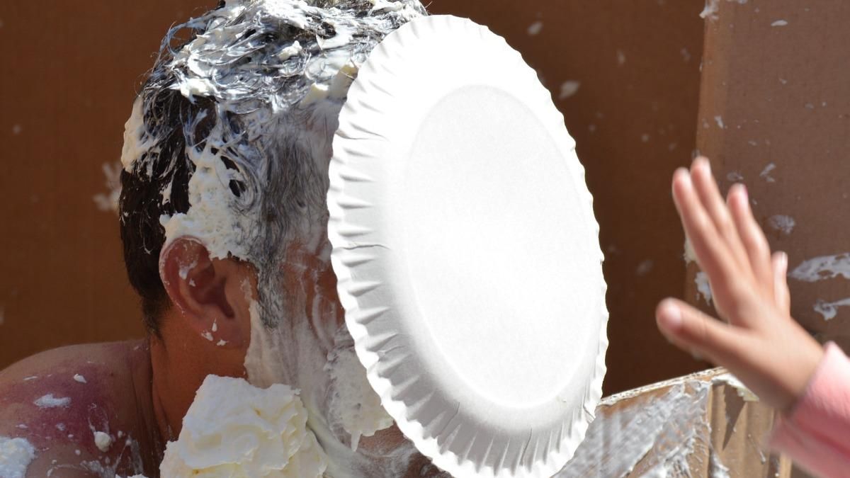 В Запорожье владелец кафе залепил тортом в лицо активисту: видео В Запорожье владелец кафе залепил тортом в лицо активисту: видео