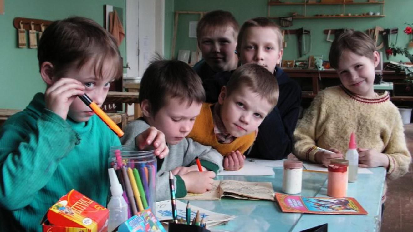 Скандал у Росії: вихованців дитбудинку примушували співати пісні до Дня матері