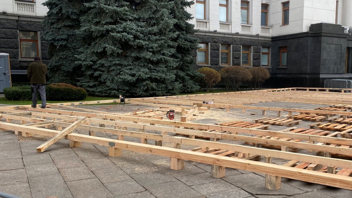 У Києві біля Офісу президента монтують новорічну ковзанку У Києві біля Офісу президента монтують новорічну ковзанку