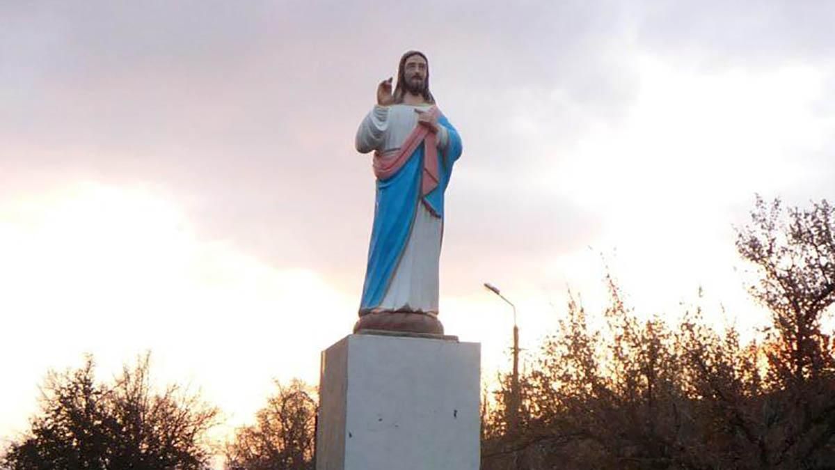 В Запорожской области установили скульптуру Исуса вместо Ленина: фото