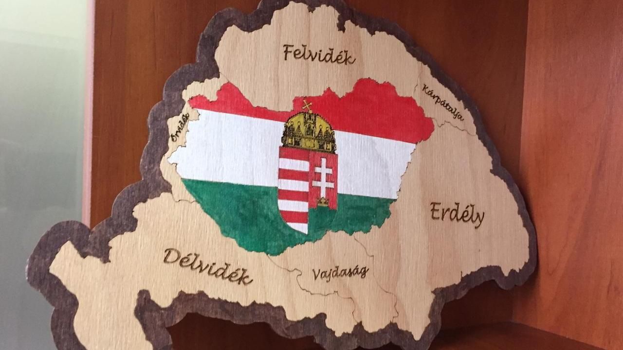 СБУ провела обшуки на Закарпатті в одному з благодійних фондів: виявлено друковані матеріали, які популяризують Велику Угорщину СБУ провела обшуки на Закарпатті в одному з благодійних фондів: виявлено друковані матеріали, які популяризують Велику Угорщину