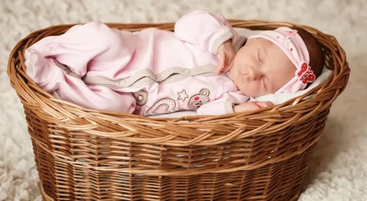 Дитина у плетеному кошику Дитина у плетеному кошику