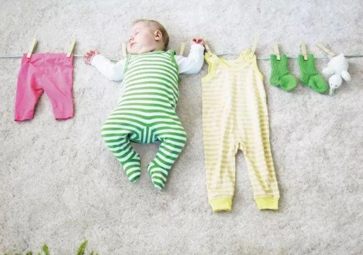 Натягнута білизна і дитина Натягнута білизна і дитина