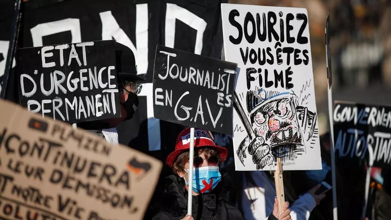 У Франції перепишуть закон про фото з поліцейськими, який спровокував протести