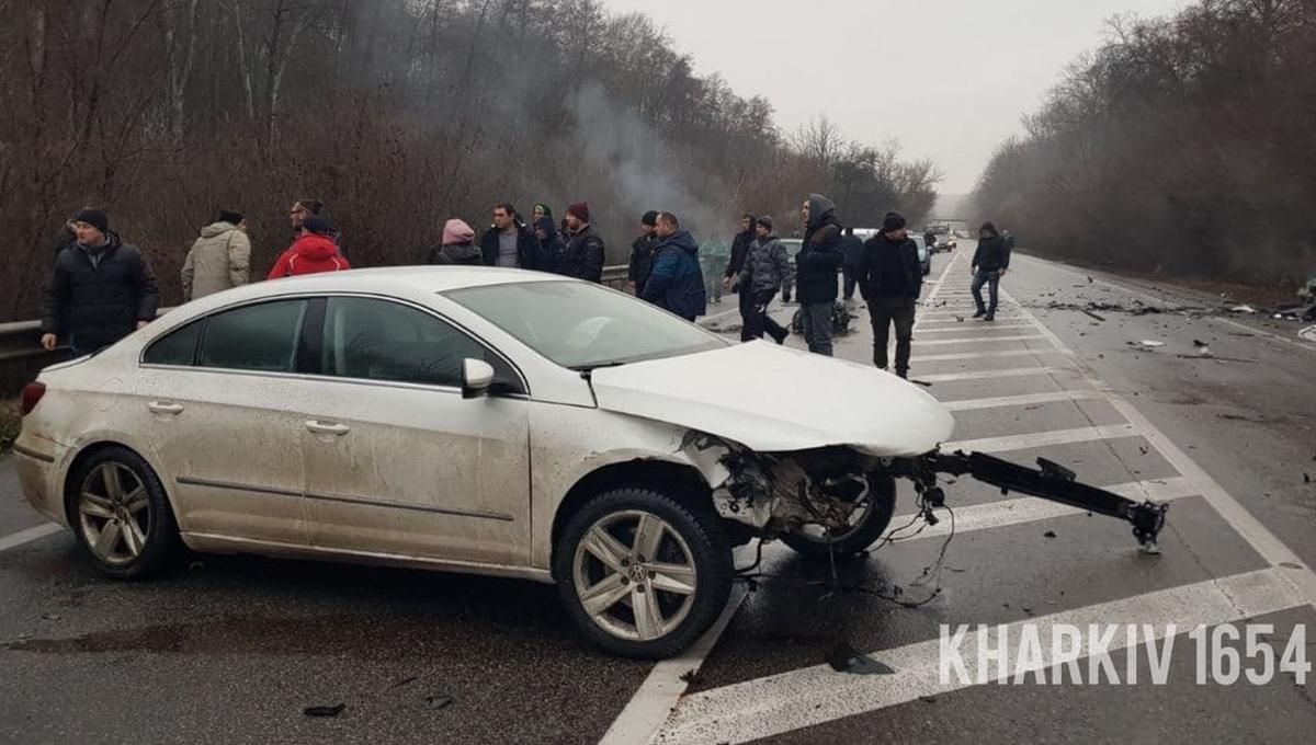 У Харкові Volkswagen розніс 4 авто