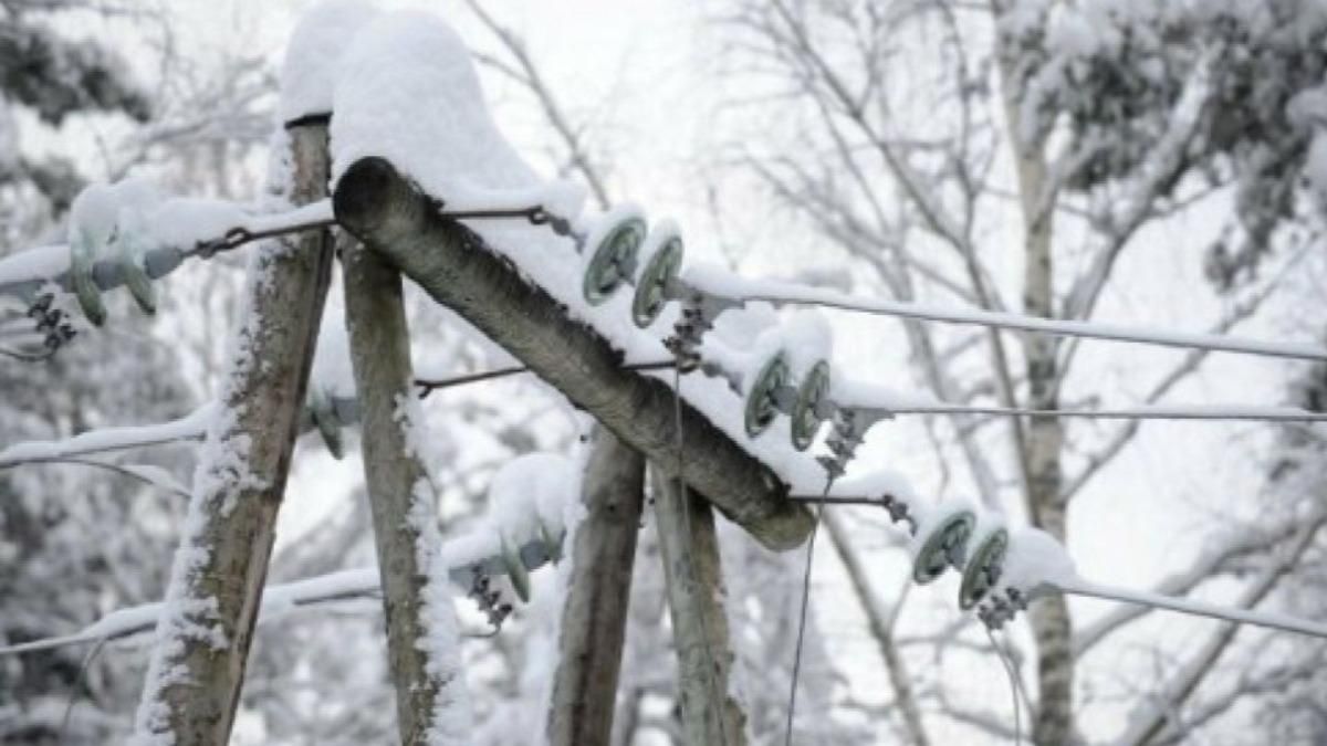 Будинки без електрики та ожеледиця дорогах: Україну накрила негода Будинки без електрики та ожеледиця дорогах: Україну накрила негода