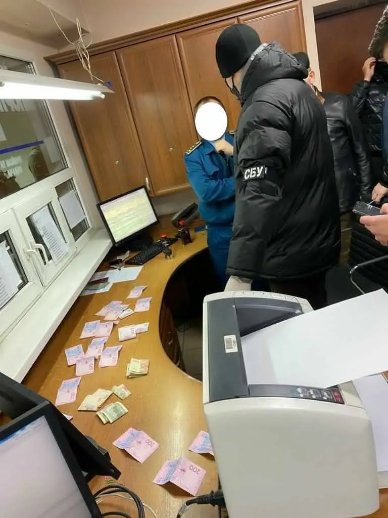 Взяв тисячу гривень хабаря: у пункті пропуску Взяв тисячу гривень хабаря: у пункті пропуску