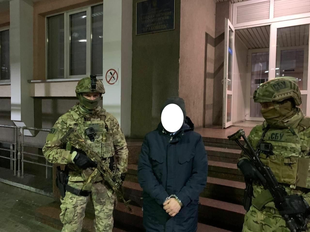 Тысяча гривен с машины: в пункте пропуска Яворов таможенника поймали на взятке - фото Тысяча гривен с машины: в пункте пропуска Яворов таможенника поймали на взятке - фото