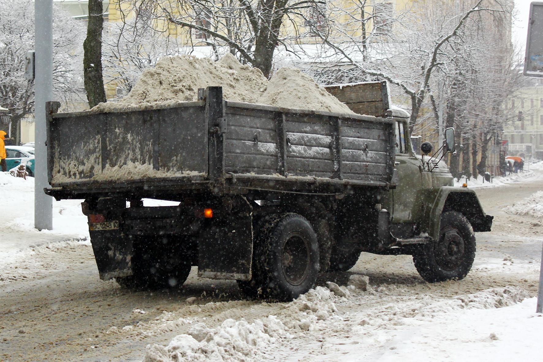 На Львівщині снігоприбиральна машина переїхала чоловіка, який лежав на дорозі: фото