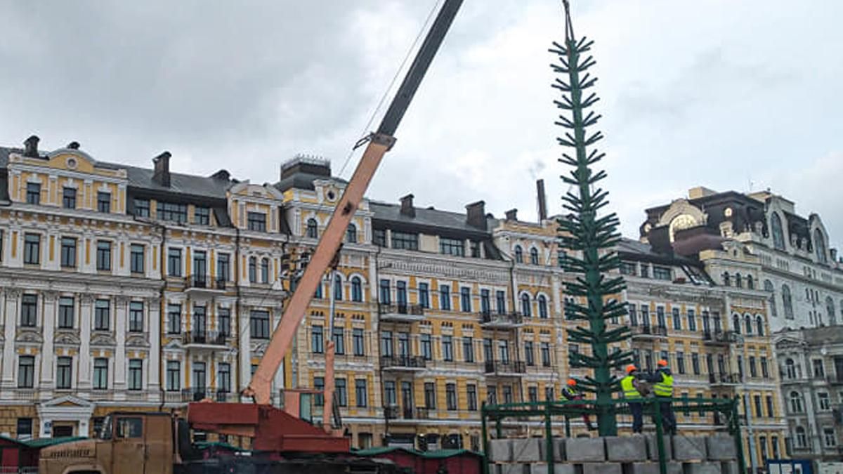В Киеве уже установили каркас главной елки страны - фото