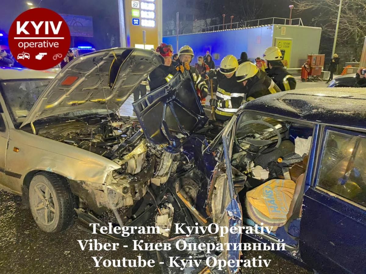 В Киеве 01.12.2020 произошло ДТП с участием 4 автомобилей