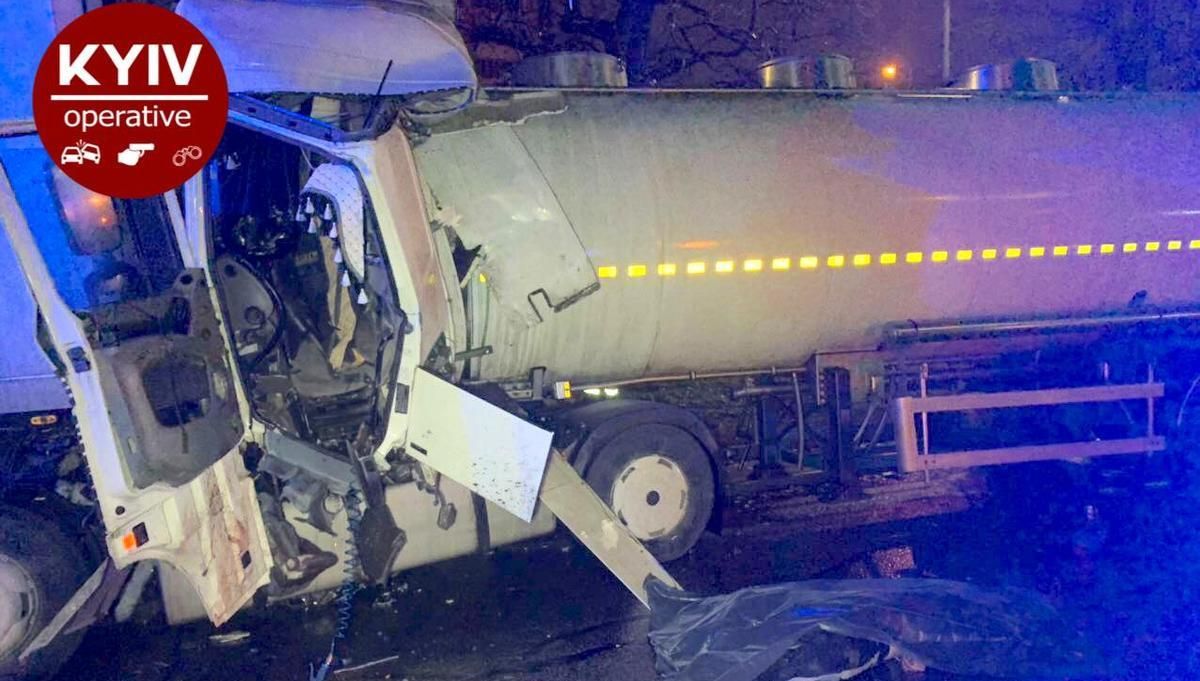 У Києві водія вантажівки розчавило при зіткненні з тягачем