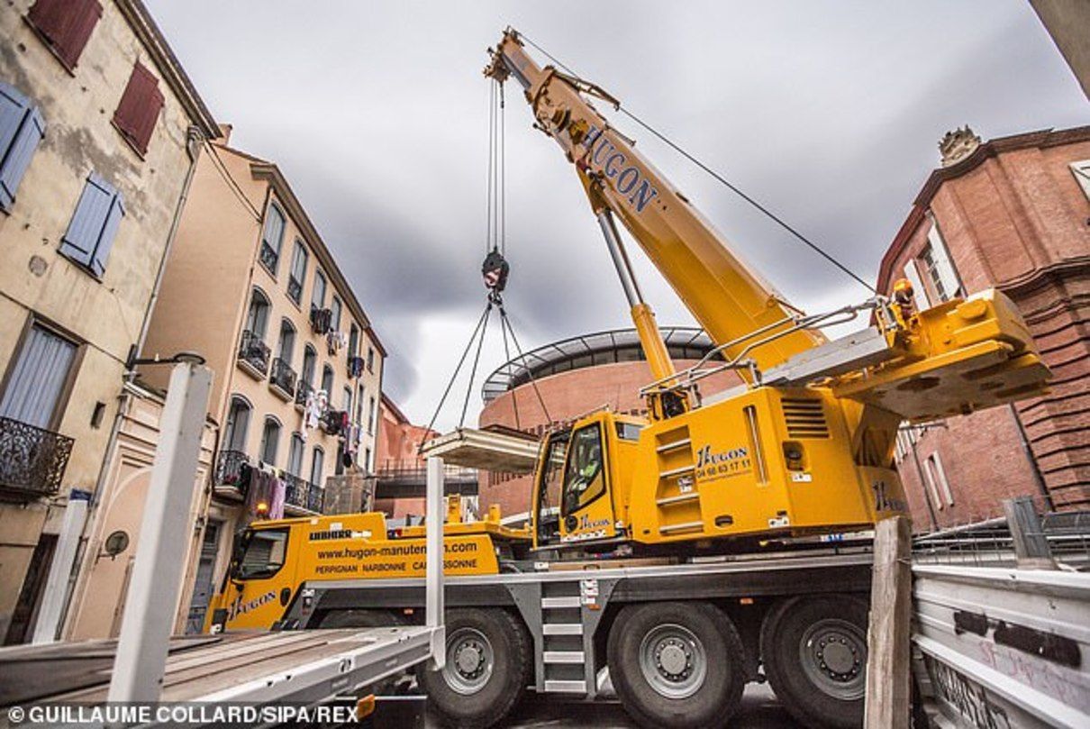 Француза вагою 300кг визволили з власного дому краном – відео Француза вагою 300кг визволили з власного дому краном – відео