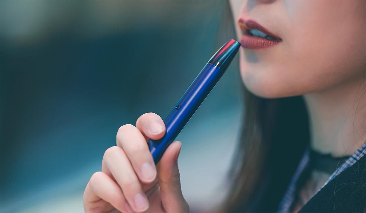 Рада запретила продажу электронных сигарет детям Рада запретила продажу электронных сигарет детям