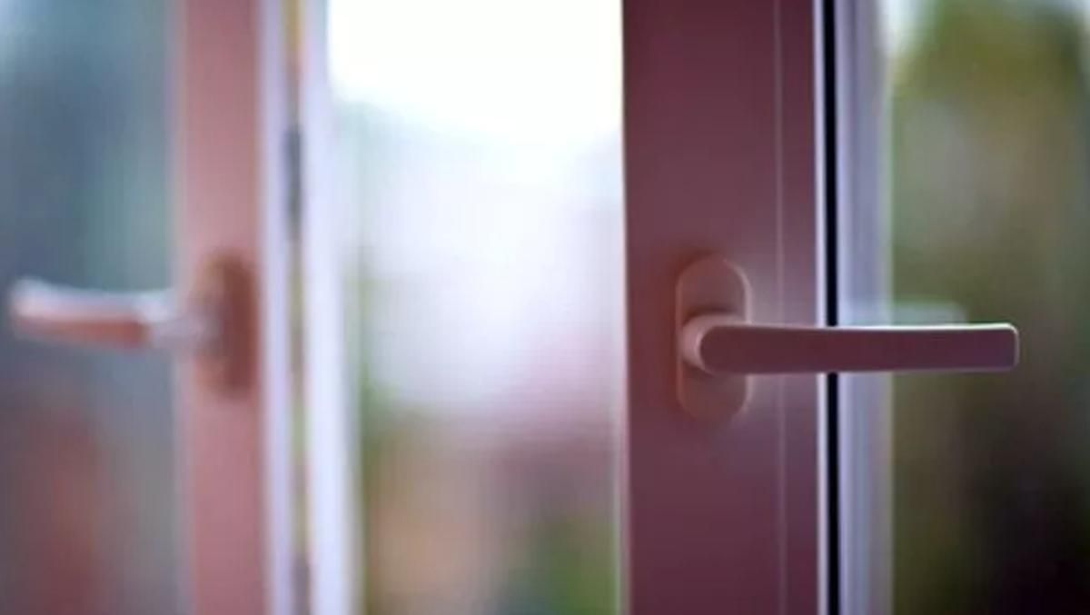 У Кропивницькому 4-річна дівчинка впала з вікна 8 поверху У Кропивницькому 4-річна дівчинка впала з вікна 8 поверху