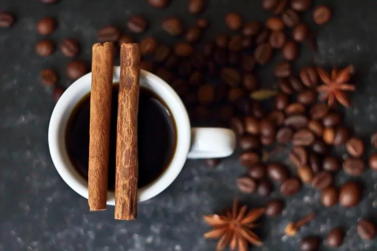 Можно употреблять кофе со специями – это вкусно и некалорийно