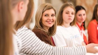 У піджаку винного кольору: Олена Зеленська підкорила елегантним образом – фото