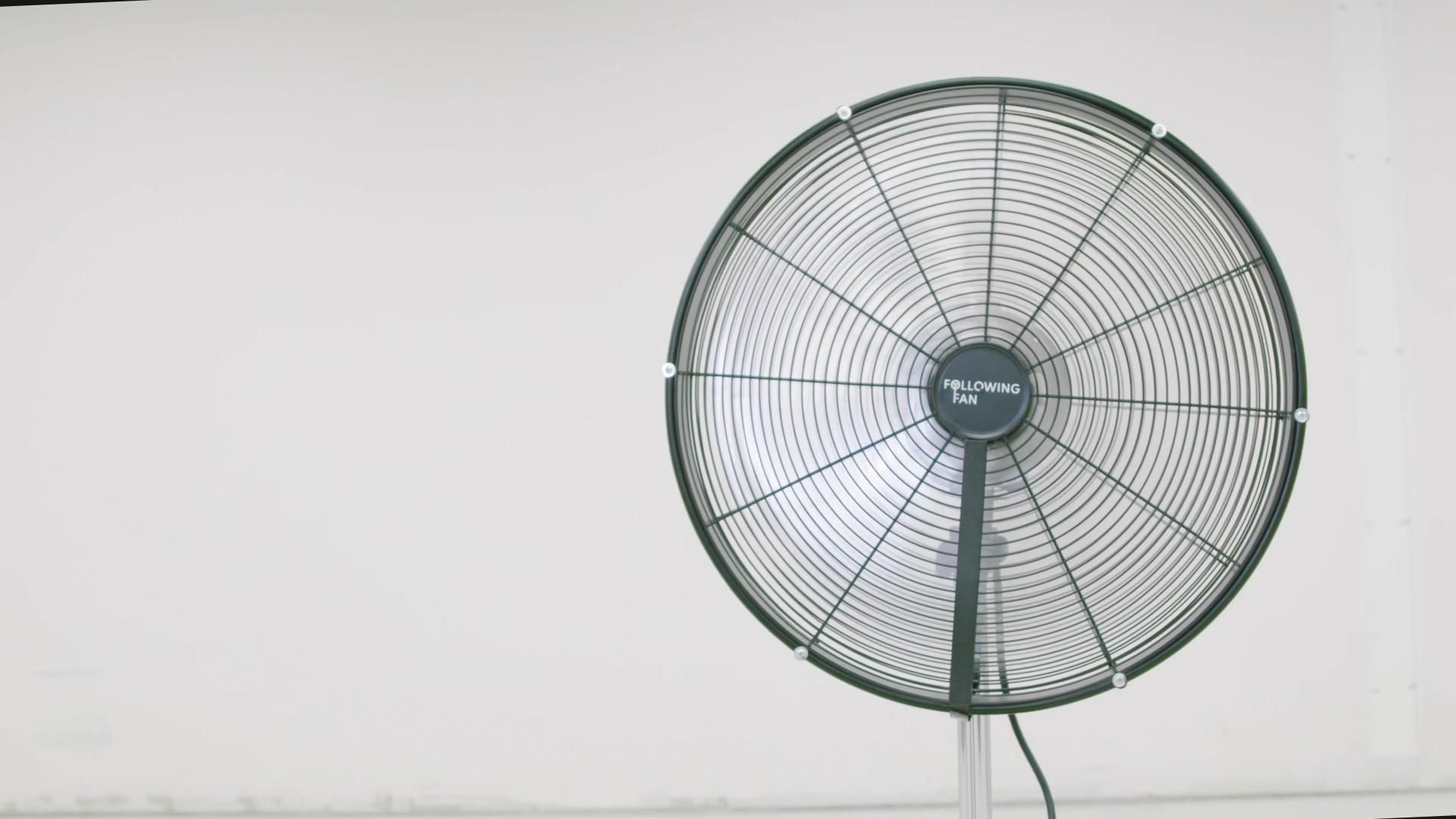 Вентилятор Following Fan дістане вас в будь-якому кутку кімнати Вентилятор Following Fan дістане вас в будь-якому кутку кімнати