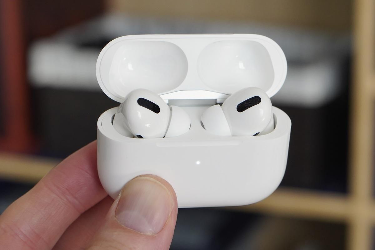 AirPods Pro:  ціну на фірмові навушники Apple істотно знизили