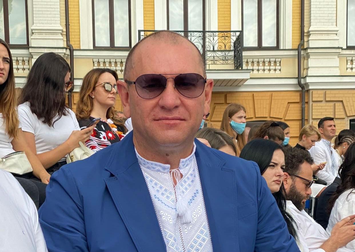 Евгений Шевченко принес в Раду плакат со средним пальцем: фото Евгений Шевченко принес в Раду плакат со средним пальцем: фото