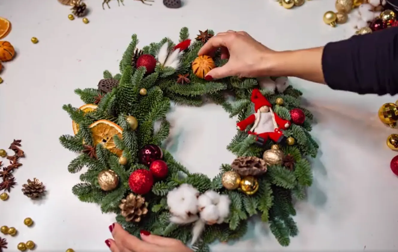 Різдвяний вінок дуже легко виготовити Різдвяний вінок дуже легко виготовити