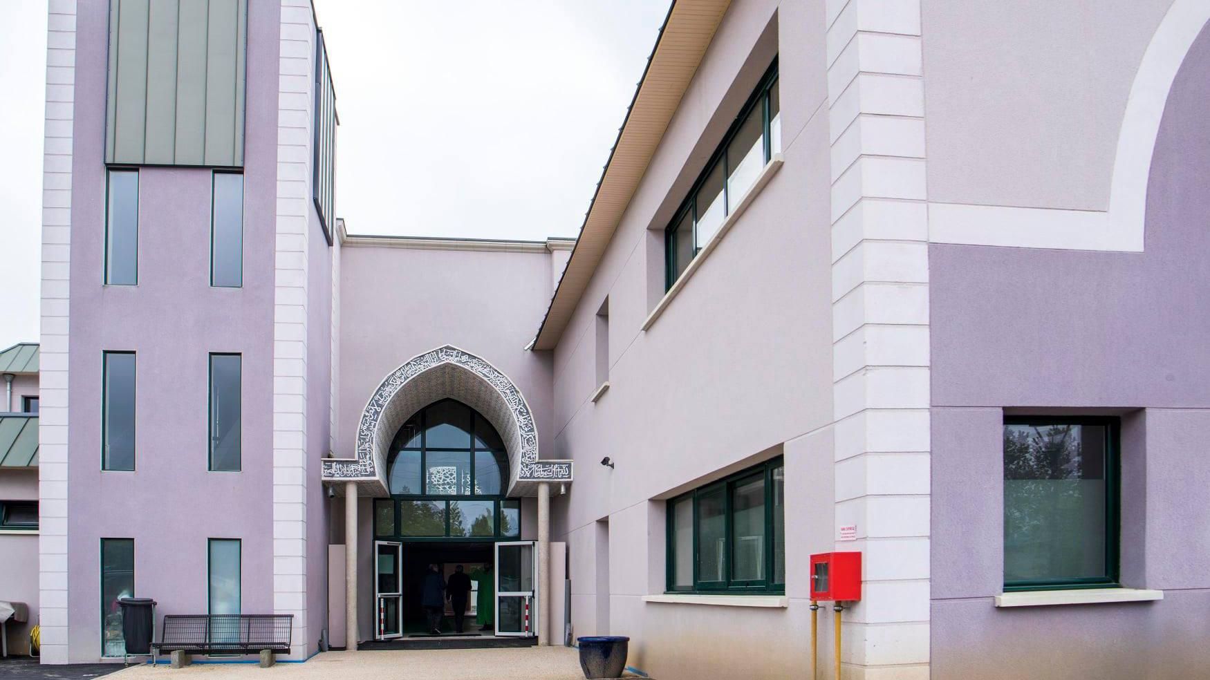 Во Франции 2 декабря 2020 неизвестные въехали в мечеть на автомобиле и ворвались внутрь религиозного сооружения Во Франции 2 декабря 2020 неизвестные въехали в мечеть на автомобиле и ворвались внутрь религиозного сооружения