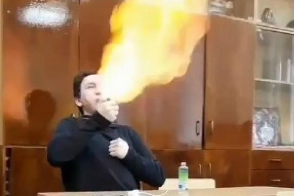 В Харькове ученик устроил опасное шоу с огнем в классе: видео