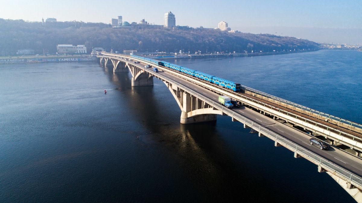 У Києві на кілька днів обмежать рух двома мостами 